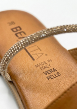 Carica l'immagine nel visualizzatore di Gallery, Sandalo Flat in Morbida Nappa con Dettaglio Lucente - Artigianato Italiano
