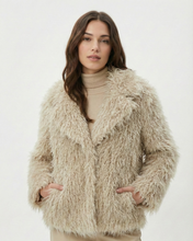 Carica l&#39;immagine nel visualizzatore di Gallery, Cappotto Beige Oversize in Eco-Pelliccia Morbida
