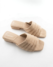 Carica l'immagine nel visualizzatore di Gallery, Sabot Chic in Simil-pelle Scamosciata con Punta Squadrata e Fascia a Increspature
