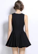 Carica l&#39;immagine nel visualizzatore di Gallery, Abito Nero Doppiopetto con Bottoni Dorati e Dettaglio Leone di Venezia
