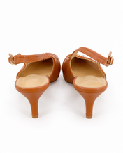 Carica l'immagine nel visualizzatore di Gallery, Décolleté Slingback in Vera Pelle con Dettaglio Gioiello Dorato
