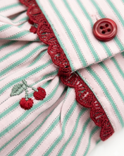 Carica l'immagine nel visualizzatore di Gallery, Camicia Cropped a Righe con Ricamo Ciliegie
