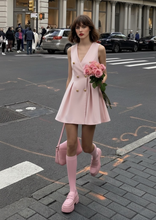 Carica l&#39;immagine nel visualizzatore di Gallery, Abito Cipria Doppiopetto con Bottoni Dorati e Dettaglio Leone di Venezia
