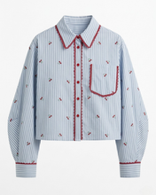 Carica l'immagine nel visualizzatore di Gallery, Camicia Cropped a Righe con Ricamo Ciliegie
