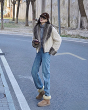 Carica l&#39;immagine nel visualizzatore di Gallery, Giacca Corto Beige in Eco-Pelliccia  Reversibile
