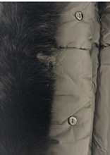 Carica l&#39;immagine nel visualizzatore di Gallery, Piumino Nero Corto Impermeabile con Cappuccio e Pelliccia Staccabile
