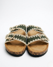 Carica l'immagine nel visualizzatore di Gallery, Sandali Slide in Ecopelle Scamosciata con Bordatura Crochet e Doppia Fibbia Gold
