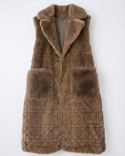 Carica l'immagine nel visualizzatore di Gallery, Gilet Khaki in Pelliccia Sintetica Smanicate con Ganci e Cintura – Taglia Unica
