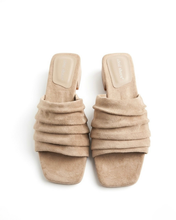 Carica l'immagine nel visualizzatore di Gallery, Sabot Chic in Simil-pelle Scamosciata con Punta Squadrata e Fascia a Increspature
