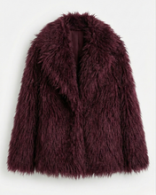 Carica l&#39;immagine nel visualizzatore di Gallery, Cappotto Borgogna Violaceo Oversize in Eco-Pelliccia Morbida
