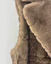 Carica l'immagine nel visualizzatore di Gallery, Gilet Khaki in Pelliccia Sintetica Smanicate con Ganci e Cintura – Taglia Unica
