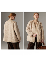 Carica l&#39;immagine nel visualizzatore di Gallery, CIACCA IN ECO-PELLICCIA TAGLIO DRITTO BOTTONI DORATI
