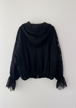 Carica l&#39;immagine nel visualizzatore di Gallery, Doppia Faccia Giacca Nera Oversize in Seta e Pizzo - Stile Avvolgente con Maniche a Balze
