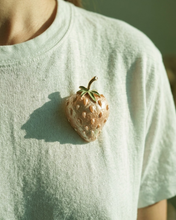 Carica l'immagine nel visualizzatore di Gallery, Spilla Magnetica a Forma di Fragola in Acciaio – Eleganza Senza Fori

