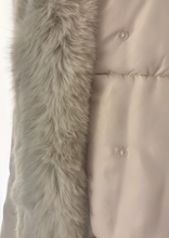 Carica l&#39;immagine nel visualizzatore di Gallery, Piumino Beige Corto Impermeabile con Cappuccio e Pelliccia Staccabile
