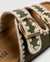 Carica l'immagine nel visualizzatore di Gallery, Sandali Slide in Ecopelle Scamosciata con Bordatura Crochet e Doppia Fibbia Gold
