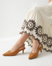 Carica l'immagine nel visualizzatore di Gallery, Décolleté Slingback in Vera Pelle con Dettaglio Gioiello Dorato
