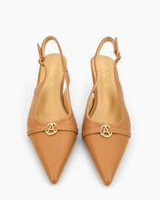Carica l'immagine nel visualizzatore di Gallery, Décolleté Slingback in Vera Pelle con Dettaglio Gioiello Dorato
