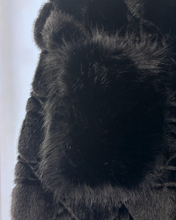 Carica l&#39;immagine nel visualizzatore di Gallery, Gilet Nero in Pelliccia Sintetica Smanicate con Ganci e Cintura – Taglia Unica
