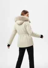 Carica l&#39;immagine nel visualizzatore di Gallery, Giacca da Sci Impermeabile con Cappuccio in Pelliccia Sintetica – Eleganza e Performance Avorio
