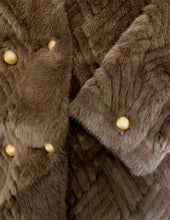 Carica l&#39;immagine nel visualizzatore di Gallery, CAPPOTTO IN ECO-PELLICCIA A MEZZA LUNGHEZZA TAGLIO DRITTO
