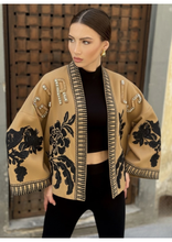 Carica l&#39;immagine nel visualizzatore di Gallery, GIACCA KHAKI RICAMO OVERSIZE
