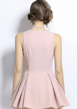 Carica l&#39;immagine nel visualizzatore di Gallery, Abito Cipria Doppiopetto con Bottoni Dorati e Dettaglio Leone di Venezia
