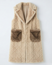 Carica l&#39;immagine nel visualizzatore di Gallery, Gilet Beige in Pelliccia Sintetica Smanicate con Ganci e Cintura – Taglia Unica
