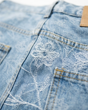 Carica l'immagine nel visualizzatore di Gallery, Jeans Wide-Leg a Vita Media con Grafica Floreale
