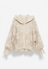 Carica l&#39;immagine nel visualizzatore di Gallery, Doppia Faccia Giacca Beige Oversize in Seta e Pizzo - Stile Avvolgente con Maniche a Balze
