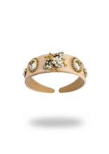 Carica l&#39;immagine nel visualizzatore di Gallery, CERCHIETTO BEIGE ARTIGIANALE IN RASO CON DETTAGLI GIOIELLO E MOTIVO APE IN PERLE E CRISTALLI
