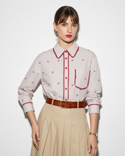 Carica l'immagine nel visualizzatore di Gallery, Camicia Cropped a Righe con Ricamo Ciliegie
