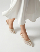 Carica l'immagine nel visualizzatore di Gallery, Décolleté Slingback in Ecopelle con Fibbia Gioiello e Tacco Medio Elegante
