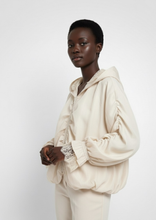 Carica l&#39;immagine nel visualizzatore di Gallery, Doppia Faccia Giacca Beige Oversize in Seta e Pizzo - Stile Avvolgente con Maniche a Balze
