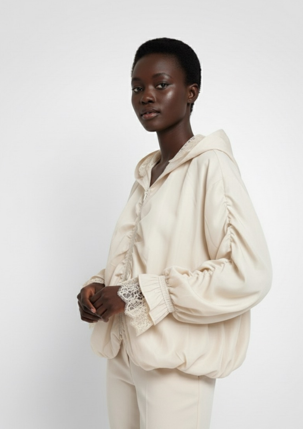 Doppia Faccia Giacca Beige Oversize in Seta e Pizzo - Stile Avvolgente con Maniche a Balze