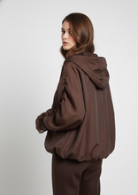 Carica l&#39;immagine nel visualizzatore di Gallery, Doppia Faccia Giacca Marrone Oversize in Seta e Pizzo - Stile Avvolgente con Maniche a Balze
