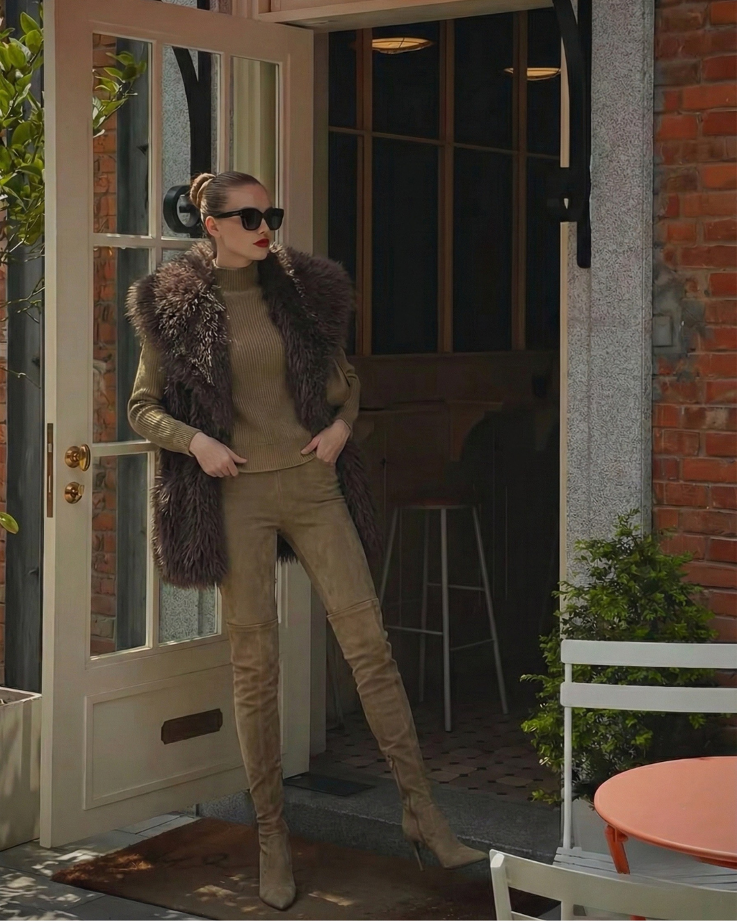 Gilet in Eco-Pelliccia con Tasche — 100% Poliestere — Colore Marrone