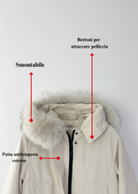 Carica l&#39;immagine nel visualizzatore di Gallery, Giacca da Sci Impermeabile con Cappuccio in Pelliccia Sintetica – Eleganza e Performance Avorio
