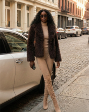 Carica l&#39;immagine nel visualizzatore di Gallery, Cappotto Marrone Oversize in Eco-Pelliccia Morbida
