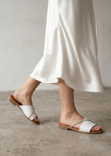 Carica l'immagine nel visualizzatore di Gallery, Sandalo Flat in Morbida Nappa con Dettaglio Lucente - Artigianato Italiano
