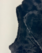 Carica l&#39;immagine nel visualizzatore di Gallery, Gilet Nero in Pelliccia Sintetica Smanicate con Ganci e Cintura – Taglia Unica
