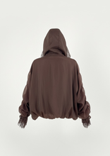 Carica l&#39;immagine nel visualizzatore di Gallery, Doppia Faccia Giacca Marrone Oversize in Seta e Pizzo - Stile Avvolgente con Maniche a Balze
