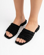 Carica l'immagine nel visualizzatore di Gallery, Sabot Chic in Simil-pelle Scamosciata con Punta Squadrata e Fascia a Increspature
