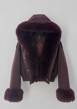 Carica l&#39;immagine nel visualizzatore di Gallery, Piumino Bordeaux Corto Impermeabile con Cappuccio e Pelliccia Staccabile
