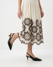 Carica l'immagine nel visualizzatore di Gallery, Décolleté Slingback in Vera Pelle con Dettaglio Gioiello Dorato
