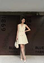 Carica l&#39;immagine nel visualizzatore di Gallery, Abito Polline Doppiopetto con Bottoni Dorati e Dettaglio Leone di Venezia
