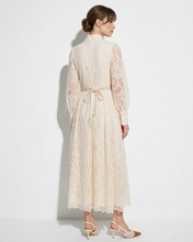 Carica l'immagine nel visualizzatore di Gallery, Abito Maxi in Pizzo Francese con Bottoni Perla e Cintura Intrecciata
