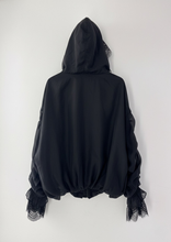 Carica l&#39;immagine nel visualizzatore di Gallery, Doppia Faccia Giacca Nera Oversize in Seta e Pizzo - Stile Avvolgente con Maniche a Balze
