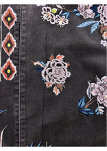 Carica l&#39;immagine nel visualizzatore di Gallery, GIACCA JEANS CON RICAMO BOTTONI
