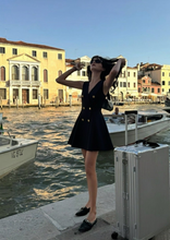 Carica l&#39;immagine nel visualizzatore di Gallery, Abito Nero Doppiopetto con Bottoni Dorati e Dettaglio Leone di Venezia
